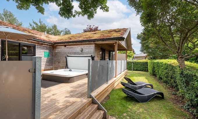 Cheddar Cabin | Somerset Lodge - sleeps 4/5 with private hot tub