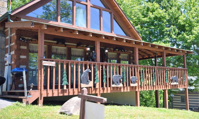 Gatlinburg - Pigeon Forge Cabin | Somewhere in Time cabin with Mountain Views