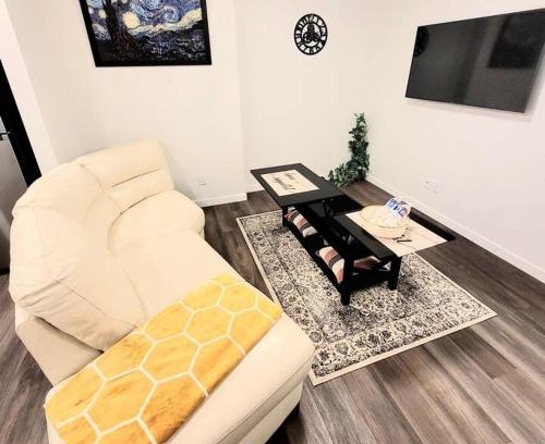 Southeast Calgary Apartment | Somy Suite - Cozy 2bedrom with two queens bed and free street parking