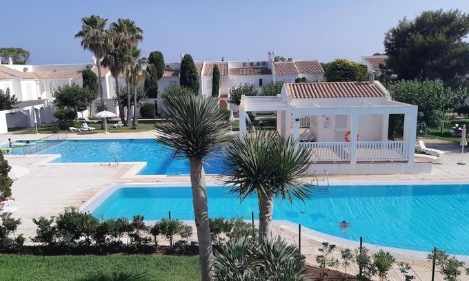 Son Xoriguer Apartment | Son Xoriguer appartement calme, mer, piscines.Son Xoriguer quiet apartment, sea, swimming pools.