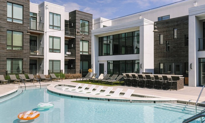Hillsboro Village Apartment | Sonder at Village 21 | Queen Studio Apartment