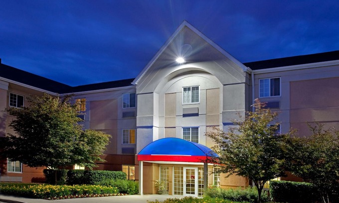Waukegan Hotel | Sonesta Simply Suites Chicago Waukegan