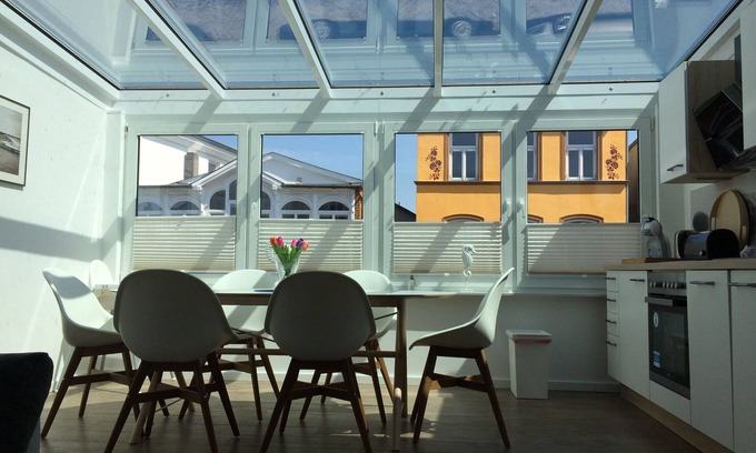 Warnemuende Apartment | "Sonnensegler" Inside Outside: It could not be more central - with conservatory