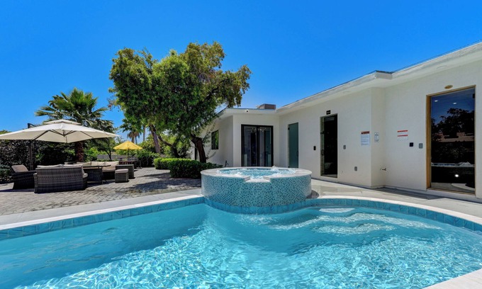 Las Vegas House | Soothing 6-bedroom house with Pool in vibrant Las Vegas