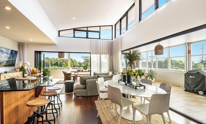 Byron Bay Apartment | Sophie's Place Luxury meets Relaxation - Byron Bay Central Penthouse