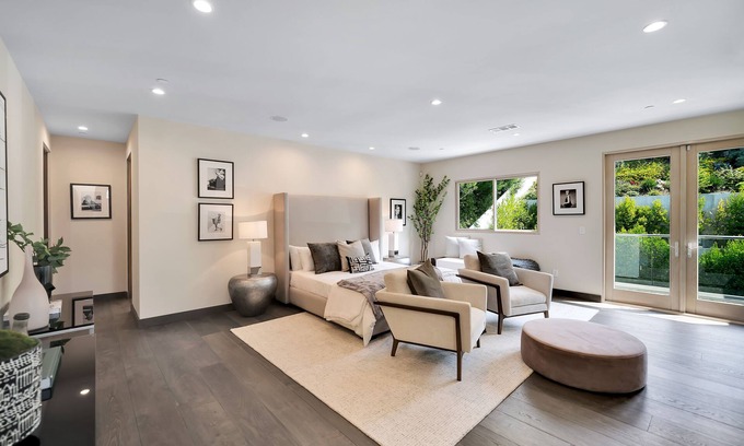 Beverlywood House | Sophisticated 6 Bedrooms and 6.5 Baths with pool and Jacuzzi.