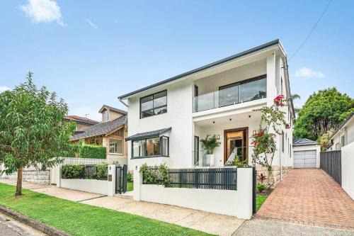 Vaucluse House | Sophisticated Family Retreat with Harbour Views in Prime Vaucluse