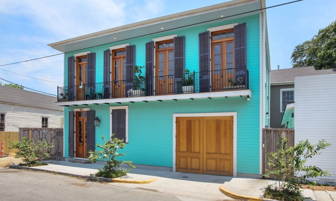 Faubourg Marigny House | Sophisticated Marigny Triangle Open Concept Home with Balcony