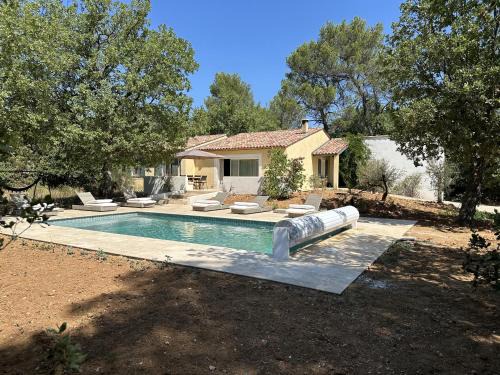 Saint-Maximin-la-Sainte-Baume Villa | Sous les oliviers, Villa entière 6 personnes, climatisée, piscine chauffée en saison
