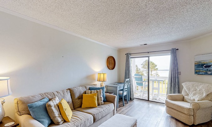 Manteo Condo | Sound-front, 2nd-floor condo with balcony & on-site gazebo - dogs welcome