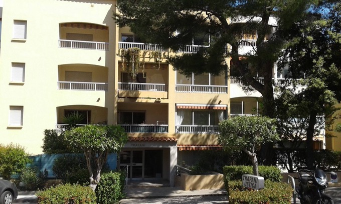 Saint-Mandrier-sur-Mer Apartment | South 2 minutes from the beach