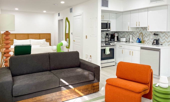 Flamingo/Lummus Condo | SOUTH BEACH, SOFI, Minutes From Beach!