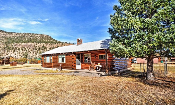 Ponderosa Pines House | South Fork Log Cabin with Beautiful Mountain Views!