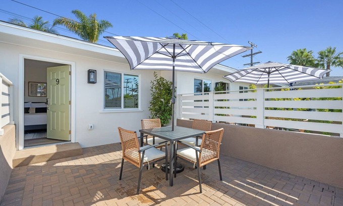 South Oceanside Hotel | South O Bungalow 9 - Deluxe Work and Stay Queen Studio + Patio