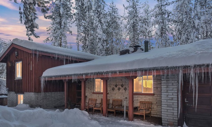 Lower Kingsbury House | South Tahoe Rustic Home! Sleeps Over 10! by RedAwning