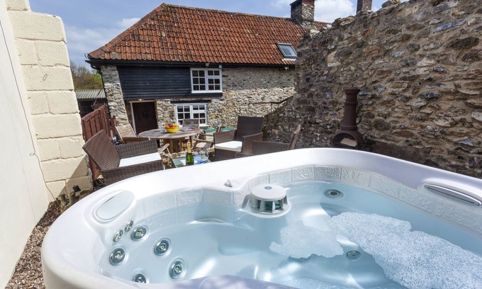 Honiton House | SOUTHCOTT FARM COTTAGE, pet friendly, with hot tub in Sheldon