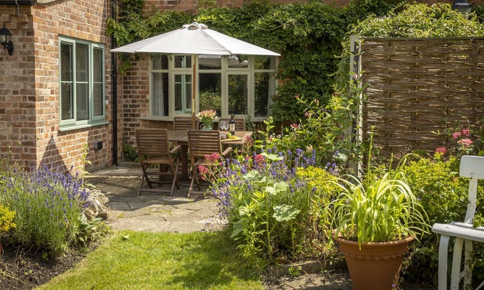Bredons Norton Cottage | Southcroft Cottage is ideally located in the peaceful village of Bredon's Norton at the foot of Bred