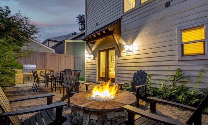 Hyde Park House | Southern Charm Meets Easy Convenience, 5 mins to DT
