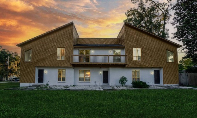 Jacksonville House | Southern Moonlight - 2BR/2.5BA Suite with Balcony
