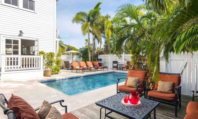 Uptown - Upper Duval House | *SOUTHERNMOST HOSPITALITY V* 5BR/5BA & Pool + LAST KEY SERVICES.