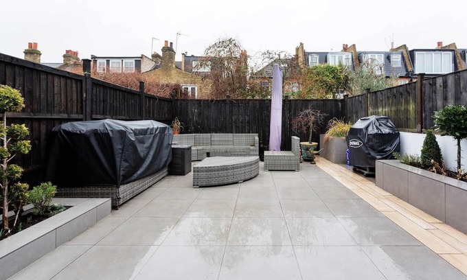 Southfields House | Southfields Hideaway, by Veeve
