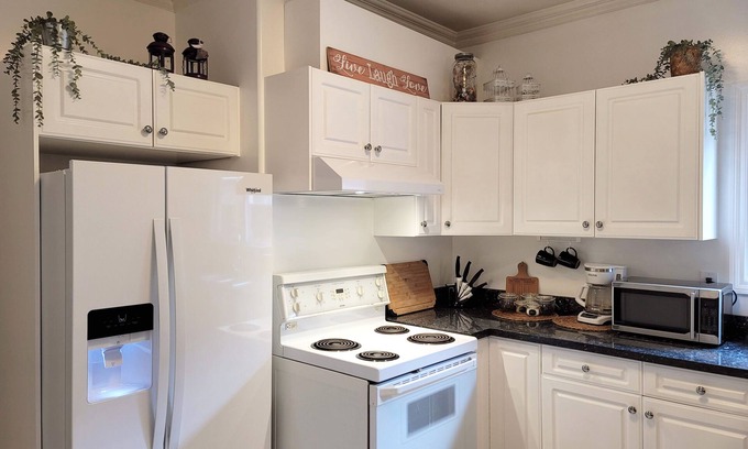 Richmond House | Southridge - Clean & cozy 2 king beds suite close to HWY & YVR
