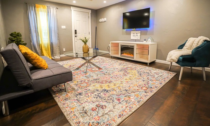 South Side Flats House | Southside Entire home: 2story+2BR -steps from E. Carson