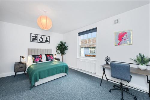 Southwell Apartment | Southwell 3-Bed Near Racecourse, Minster and Trails