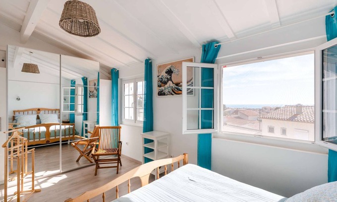 Saint-Pierre-la-Mer House | SP25-Cosy air-conditioned family house with WIFI access included and sea view
