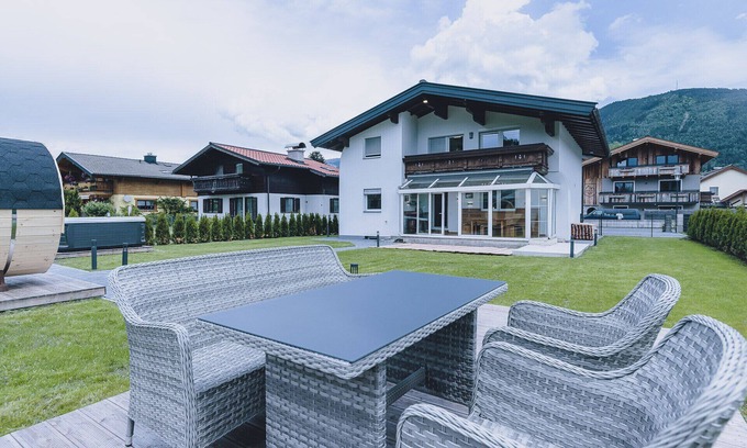 Schuttdorf Apartment | Spa Chalet - Penthouse Lodge, garden & wellness
