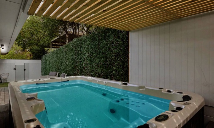 Belmont Apartment | Spa Haus- 2 King Bedrooms, Private Spa, Pets welcome