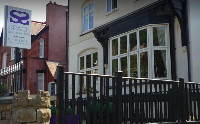Llandudno House | Space Boutique B&B - with Free private car park
