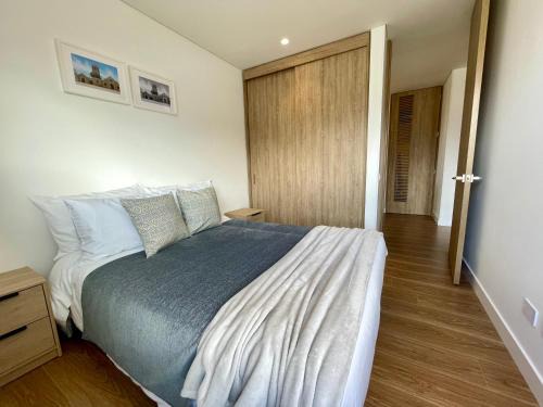 Bogota Apartment | Spaceful apartment near Corferias Mountain View 3 hab- 804A