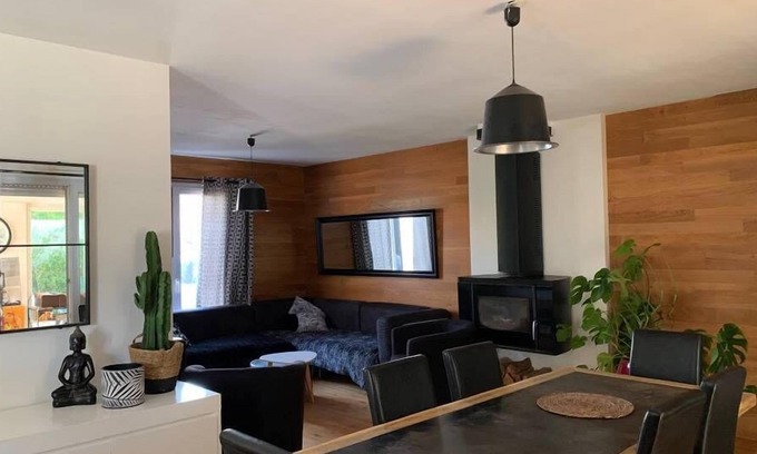 Saint-Sebastien-sur-Loire House | Spacious Residence With Garden And Gym