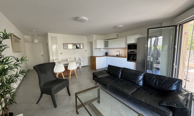 Saint-Martin Apartment | Spacieux Appartement, Plein Centre 3mn a Pied Gare St Roch, Terrasse Parking