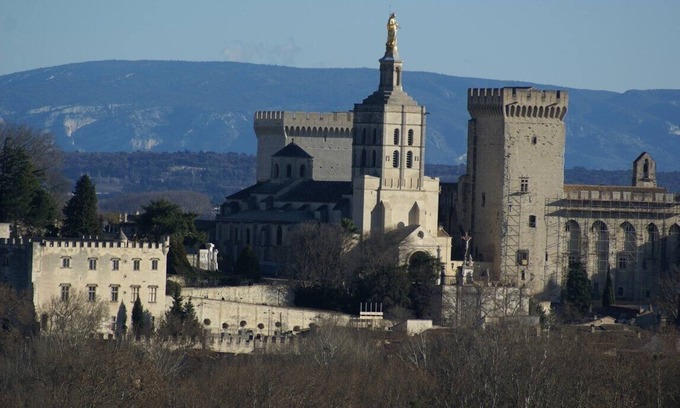 Villeneuve-les-Avignon House | Spacious house of character with pool and views of the Palace of the Popes.