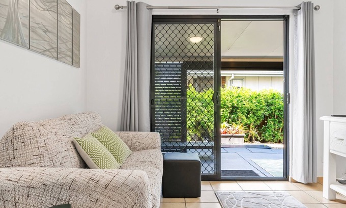Wooloowin Apartment | Spacious 1-Bed Unit with Outdoor Patio Dining