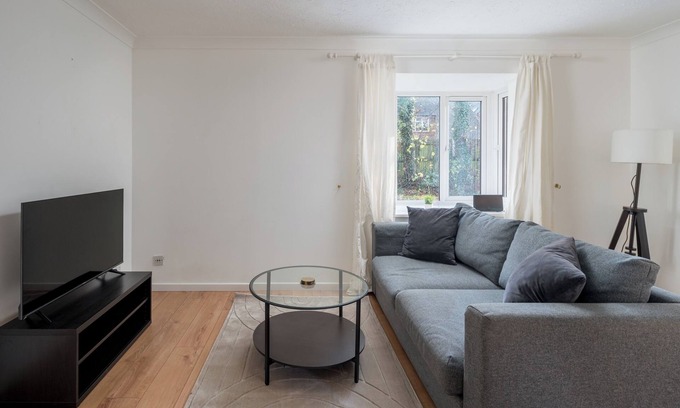 Crawley Apartment | Spacious 1 Bedroom Apartment w/Parking in Crawley