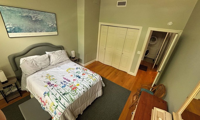 Albany Apartment | Spacious 1 BR apt in converted industrial building. 1 block from Washington Park