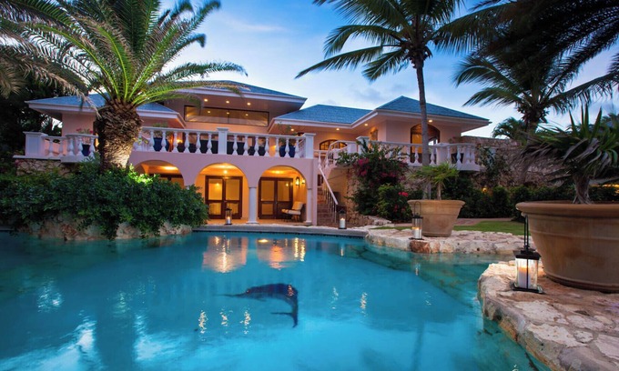 South Hill Villa | Spacious 10-bedroom villa in lovely George Hill with WiFi, AC