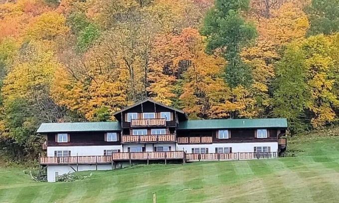Upson Ski Chalet | Spacious 10-bedroom chalet with WiFi and AC in delightful Upson - Floor 2