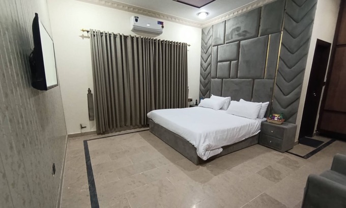 Islamabad Hotel | Spacious 10-bedroom hotel in brilliant Islamabad with WiFi, AC