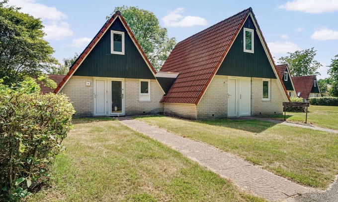 Municipality of Hardenberg House | Spacious 10-person family house with 5 bedrooms, 2 bathrooms, full kitchen and large garden at holiday park ’t Hooge Holt.