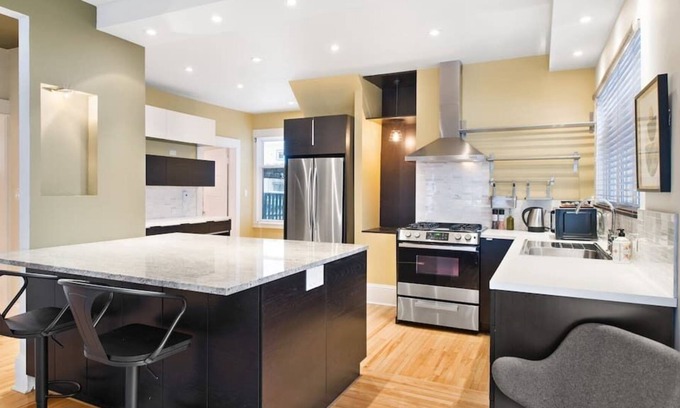 Moncton Apartment | Spacious 2 BDRM Downtown - Full kitchen & Parking