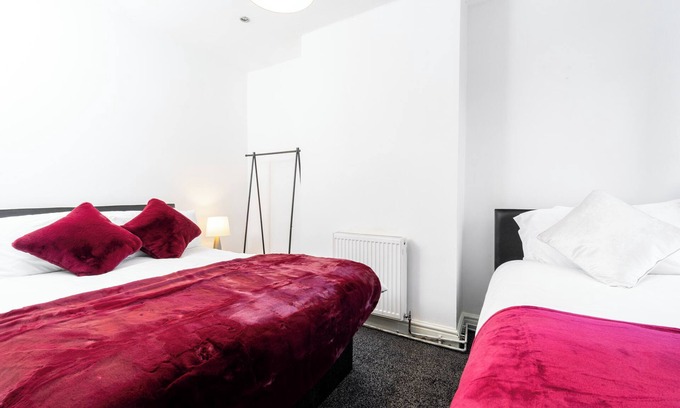 Birmingham House | Spacious 2 bed house with free on street parking