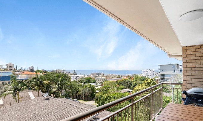 Moffat Beach Apartment | Spacious 2 Bedroom Apartment With Ocean Views