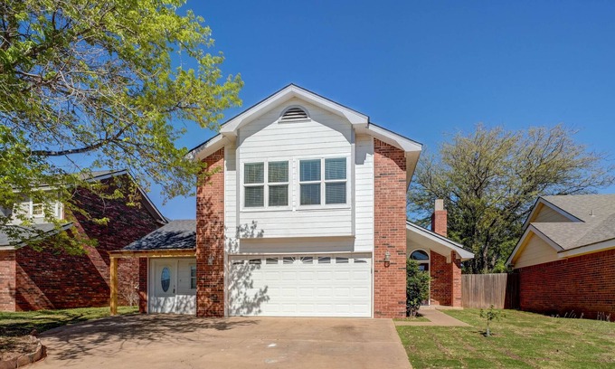 Lubbock House | Spacious 2-story house in a quiet residential neighborhood