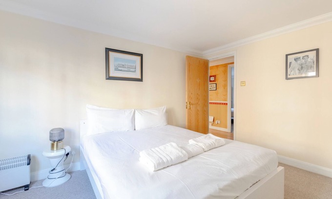 Pimlico Apartment | Spacious 2BD Flat - 14 Mins to Buckingham Palace!