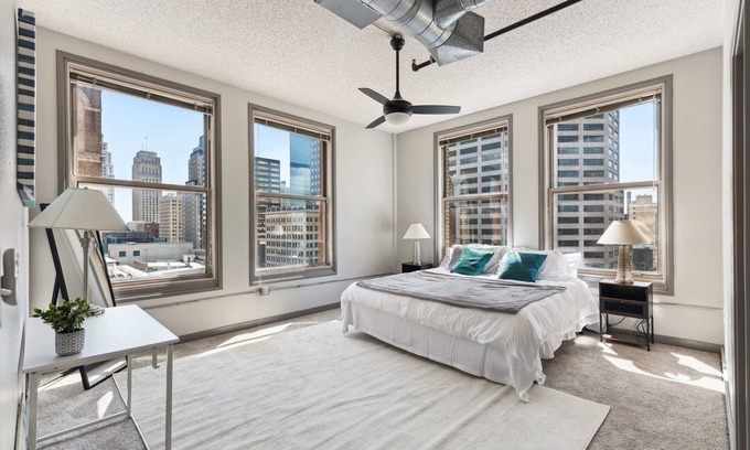 Downtown Kansas City Apartment | Spacious 2BR Downtown Retreat
