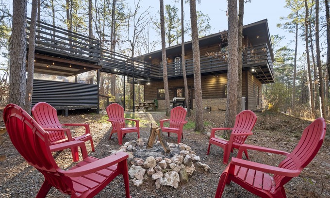 Broken Bow Cabin | Spacious 2BR in Hochatown King Bed Ensuite Arcade Parking Hot Tub Boat Parking